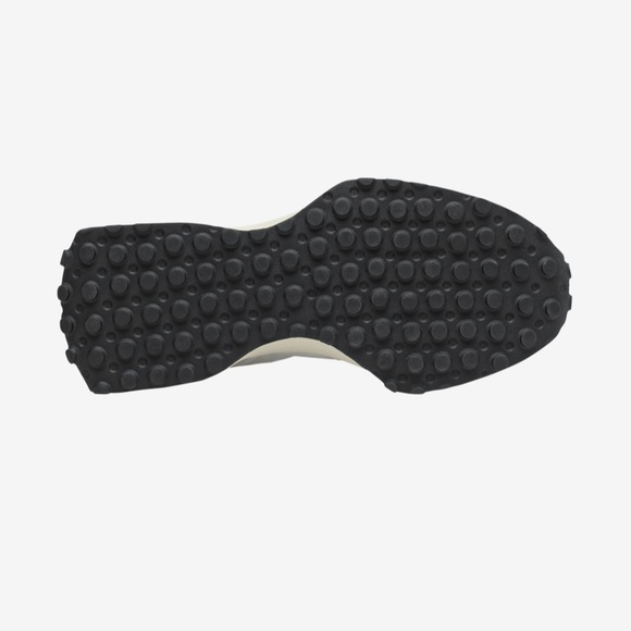 NWT New Balance 327 in White/Black (RARE) | Trendy Running/Walking Shoes đ - Picture 9 of 11